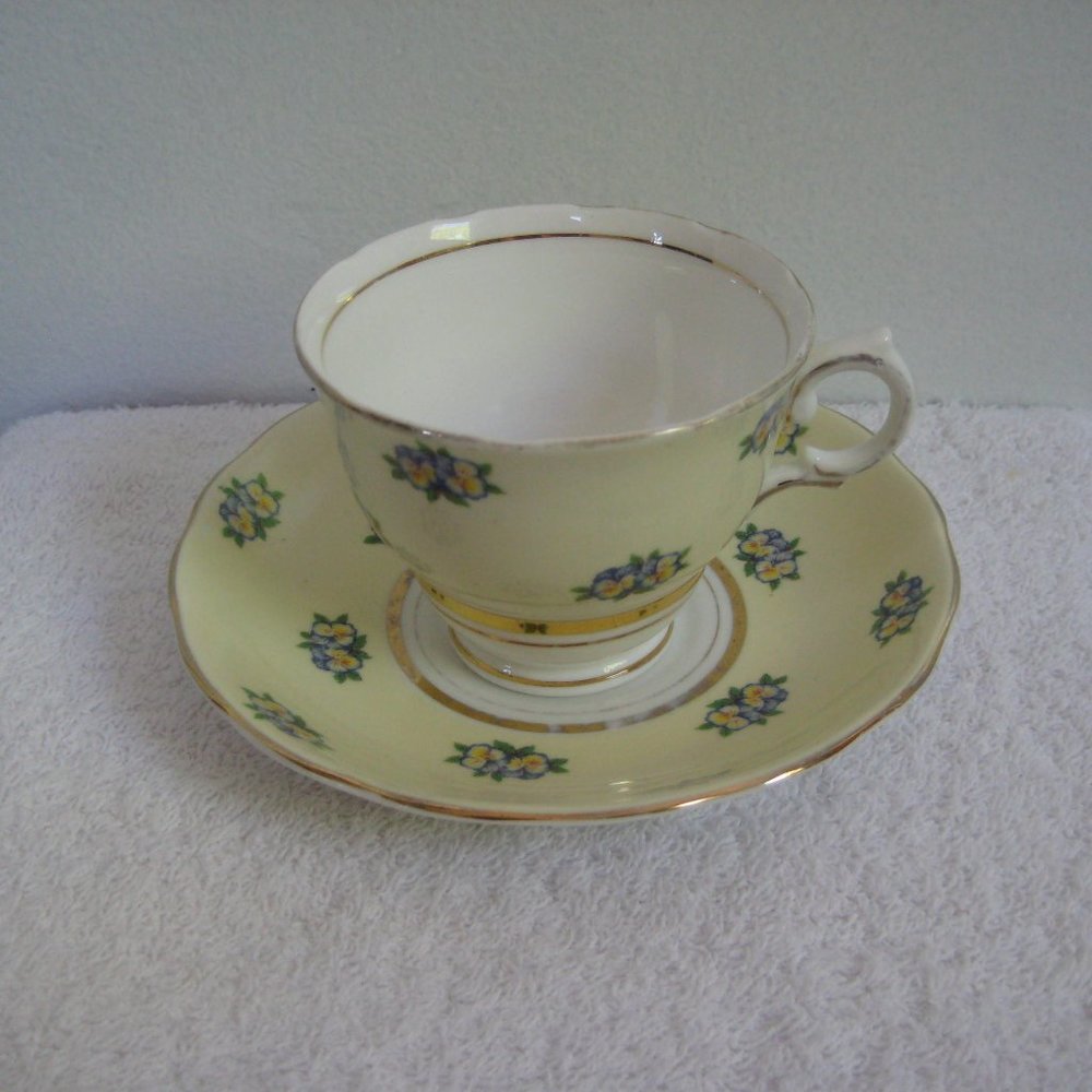 Colclough buttercream and dainty floral scalloped china teacup and saucer